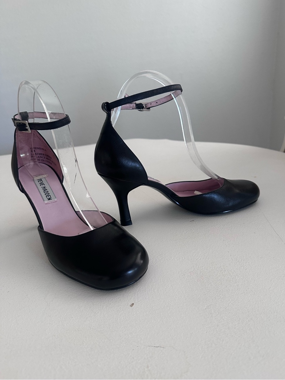 NWT Steve Madden "GWENDALA" Black Leather Ankle Strap Round Toe Heels
8 VTG